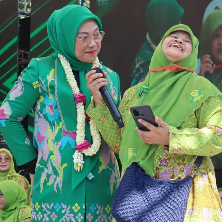 Ida Fauziyah Hadiahi Aktivis Muslimat NU yang Aktif Bermedsos