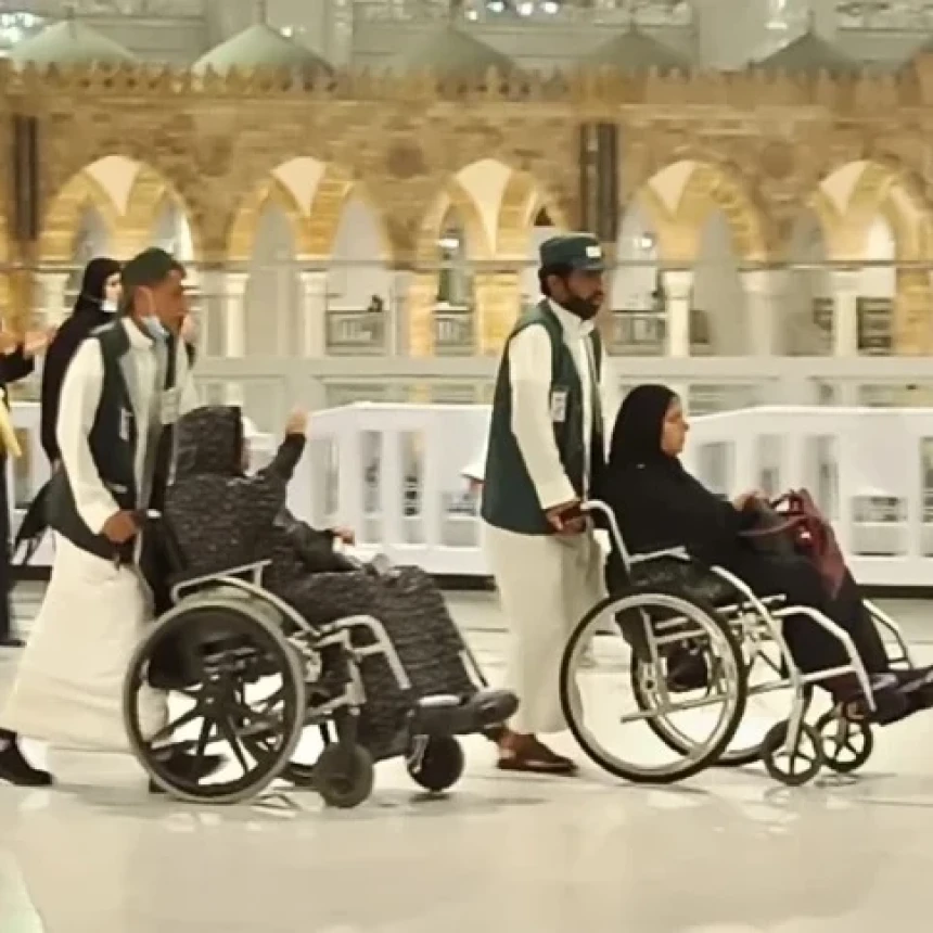 Fiqih Haji Lansia: Hukum Tawaf Menggunakan Kursi Roda atau Skuter