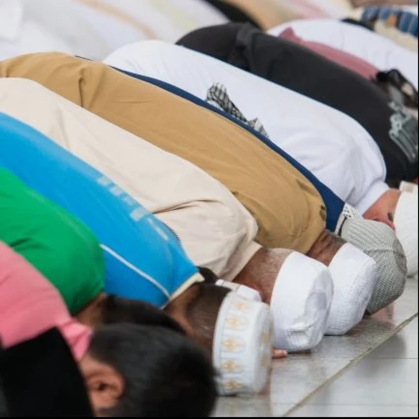 Shaf Awal di Luar Masjid atau Shaf Kedua di Dalam Masjid, Mana yang Lebih Utama?