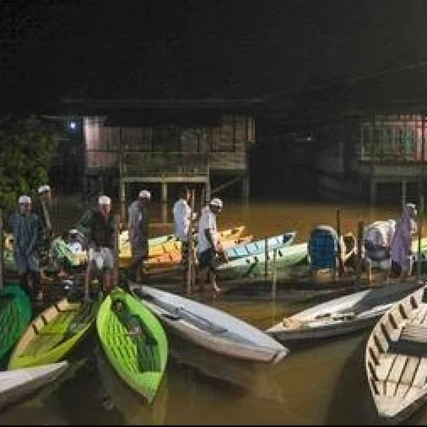 Terendam Banjir, Warga Ulu Gedong Tetap Berangkat Tarawih dengan Perahu Kayu