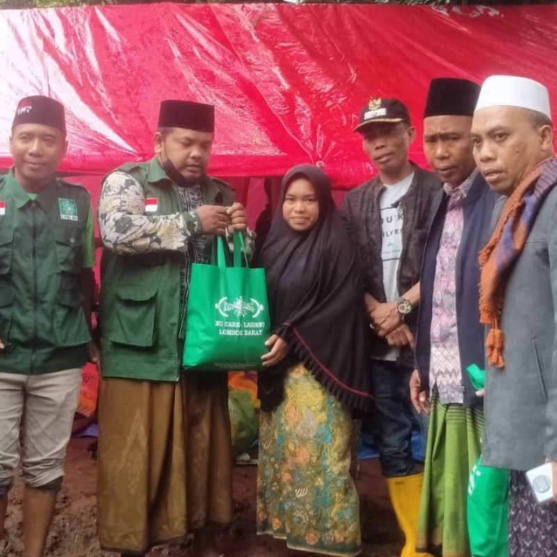 Relawan NU Lombok Barat Serahkan Bantuan untuk Warga Terdampak Banjir dan Longsor