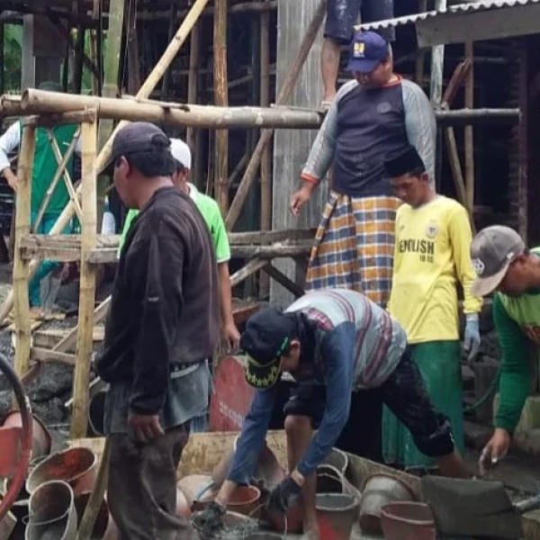 Sambut Ramadlan, MWCNU Bantaran Probolinggo Gotong-Royong Bangun Kantor