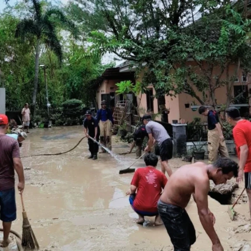 Banjir Surut, Warga di Semarang Kembali ke Rumahnya Masing-masing dan Bersihkan Material Lumpur