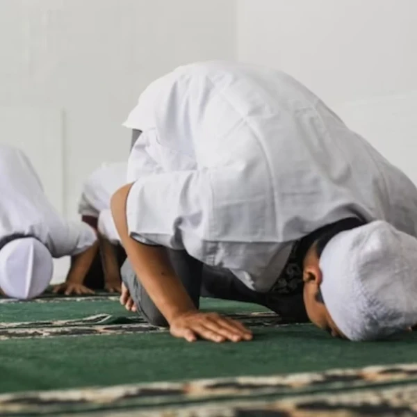 Ini yang Harus Dilakukan Makmum saat Imam Lupa Jumlah Rakaat Shalat