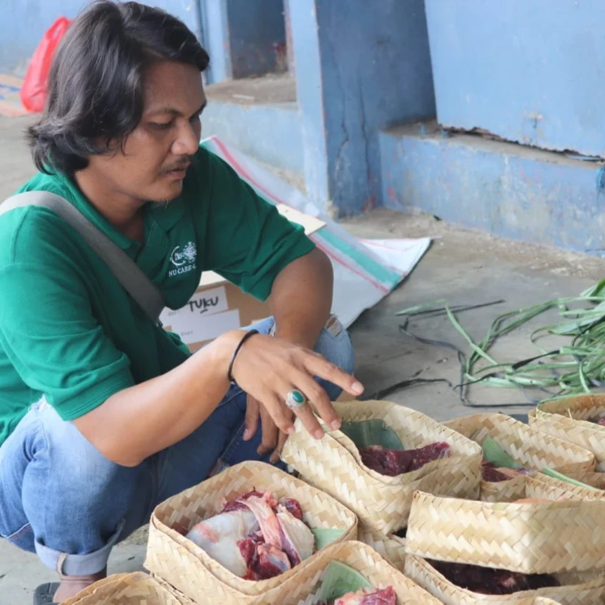 Hindari Sampah Plastik, LAZISNU Salurkan Daging Kurban Pakai Besek Bambu
