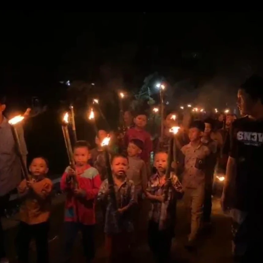 Malam Idul Fitri, Anak-Anak di Kulon Progo Takbir Keliling Bawa Obor