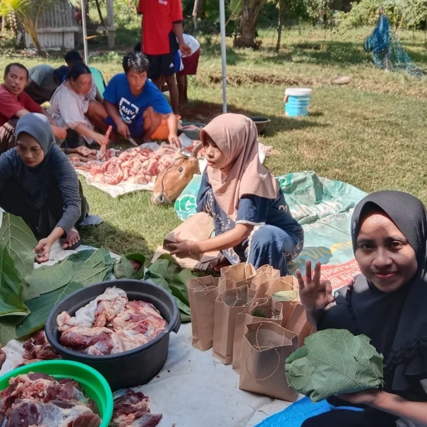 Dukung Zero Waste, Fatayat NU Bawean Gunakan Daun Jati dan Besek untuk Daging Kurban