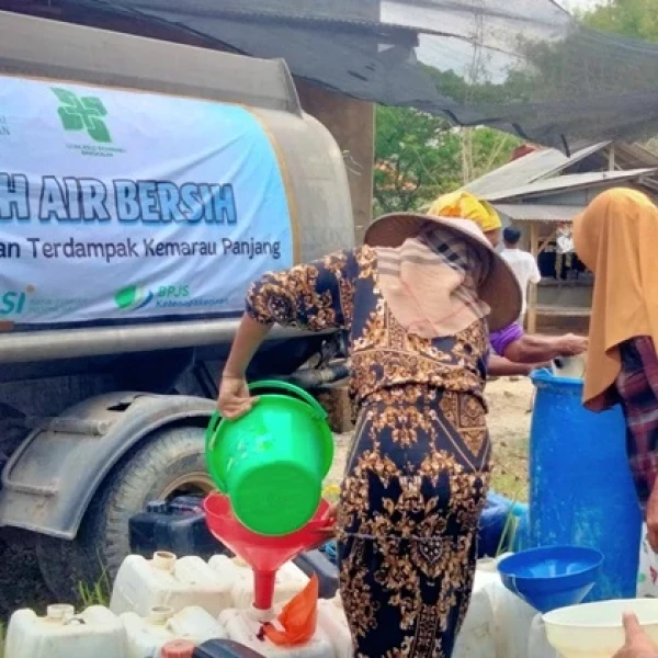 Dampak Kemarau Panjang, LAZISNU Bangkalan Salurkan 2 Truk Tangki Air Bersih ke Warga