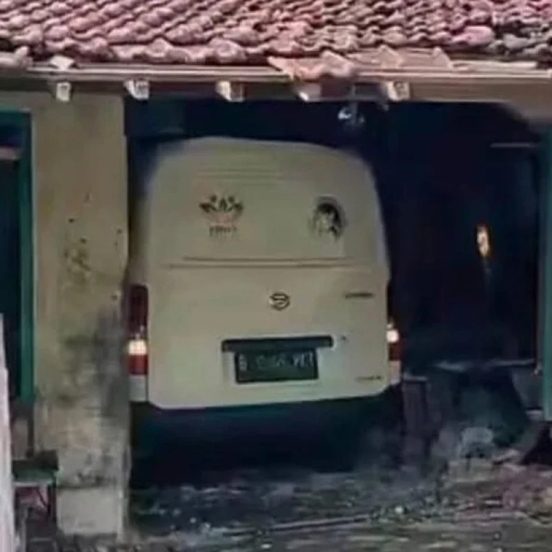 Di Pati, Mobil Pengantar MBG Tabrak Rumah Warga