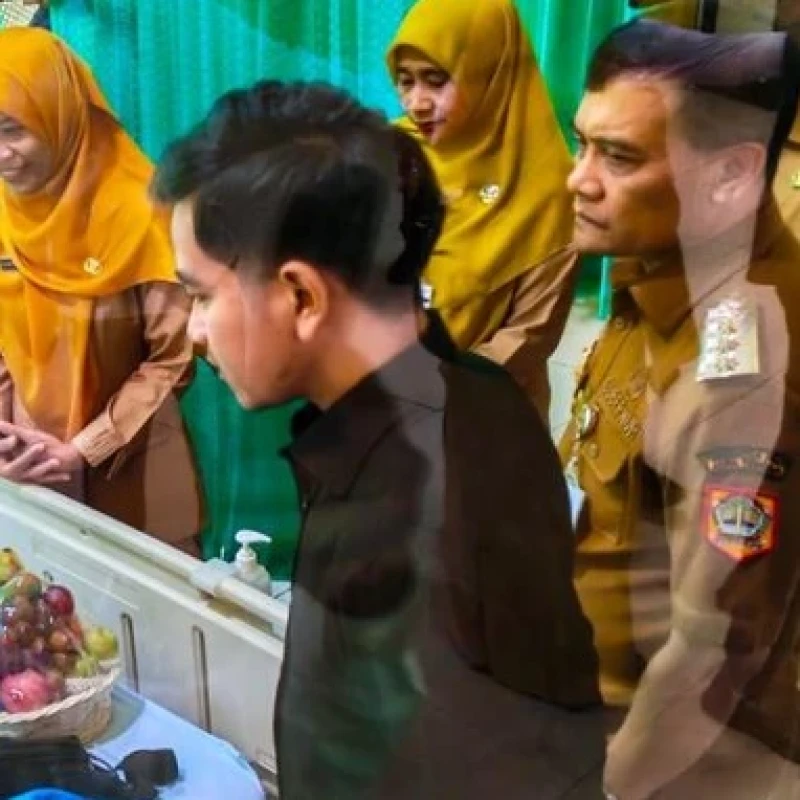 Wapres Gibran Minta Maaf Saat Jenguk Korban Dugaan Keracunan MBG di Batang