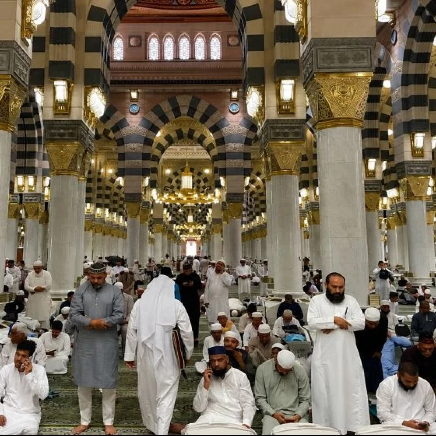 Tiga Setengah Jam di ​Masjid Nabawi