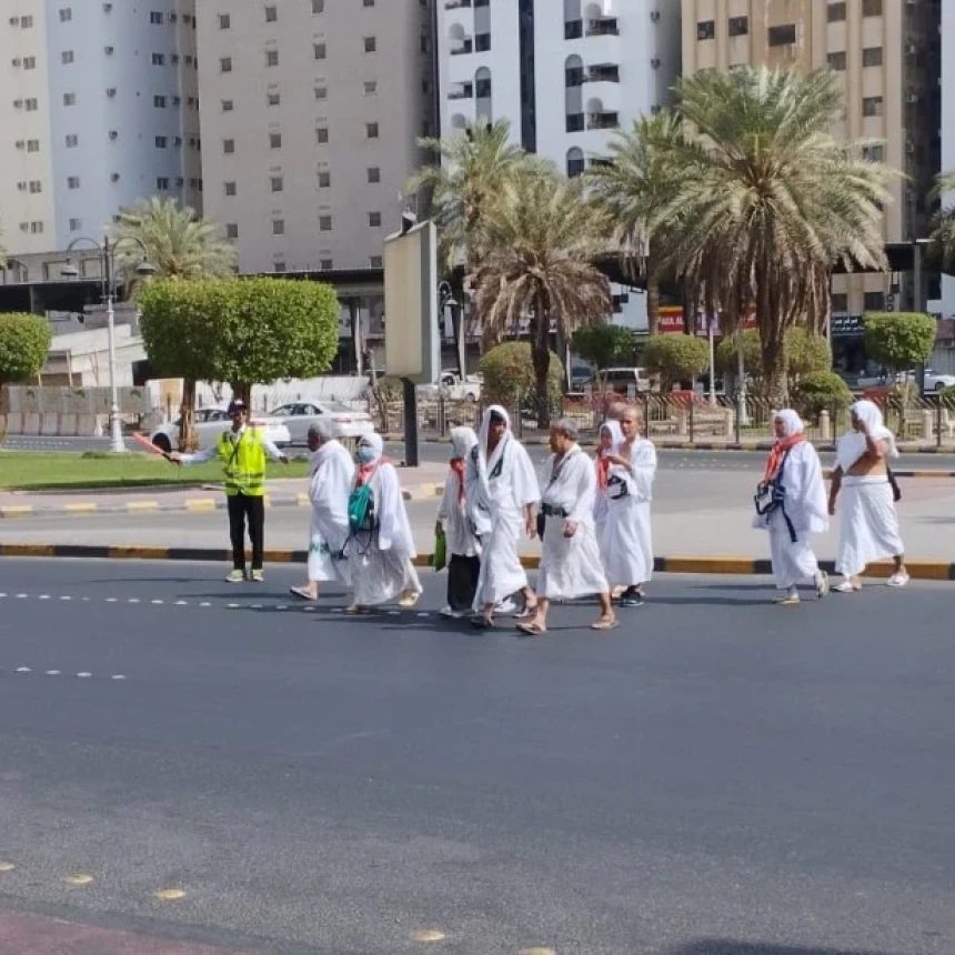 Jamaah Haji Senang Dibantu Seberangi Jalan