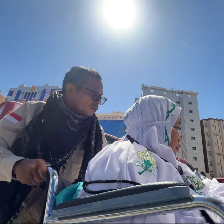 PPIH Arab Saudi Dampingi Lansia Sejak di Bandara Jeddah