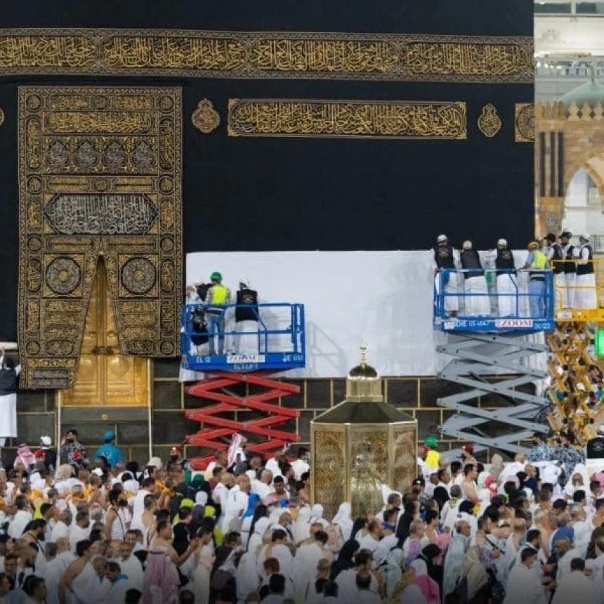 Proses Pengangkatan Kiswah Ka’bah Jelang Ibadah Haji 2022