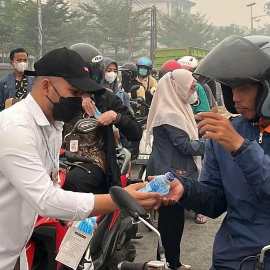 LAZISNU dan Pelajar NU Pontianak Kalbar Bagikan Ribuan Masker dan Air Mineral