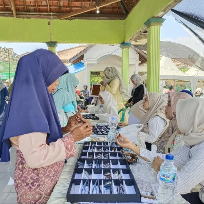 Berkah Muktamar ke-35 NU, Para Guru Ngaji Bersyukur Dapat Kacamata Gratis dari NU Care LAZISNU