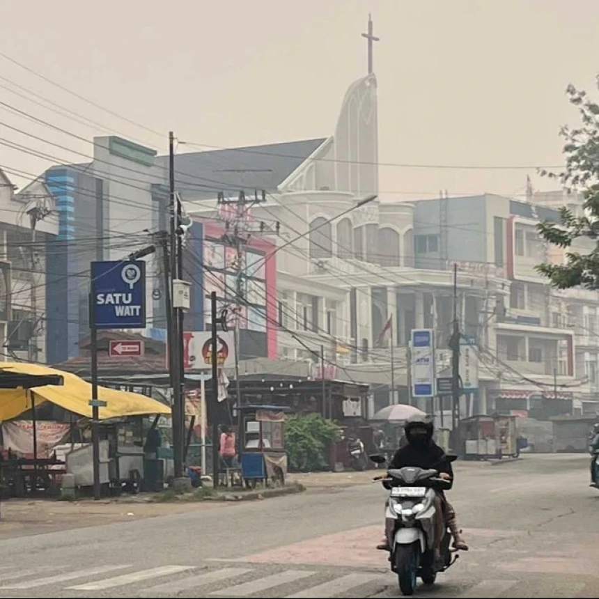 Masih Dikepung Asap Karhutla, NU Care-LAZISNU Pontianak Bagikan Ribuan Masker