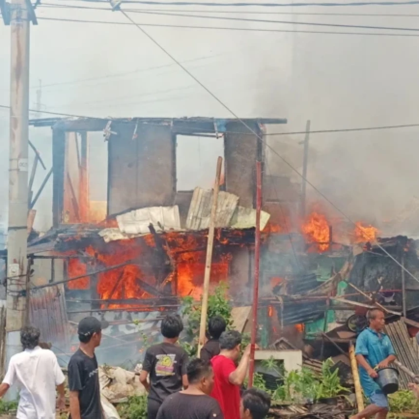 15 Rumah Warga Menteng Dilalap Api, Dua Warga Alami Luka Bakar