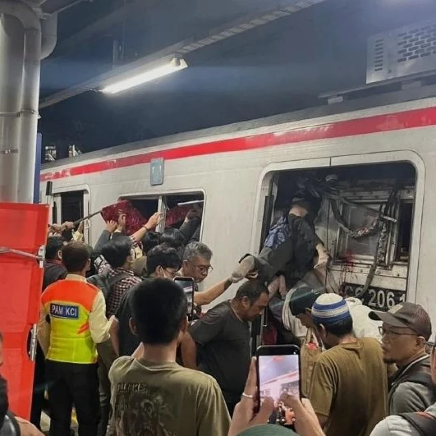3 Orang Tewas dalam Tabrakan Kereta di Bekasi, KAI Minta Maaf Fokus Evakuasi