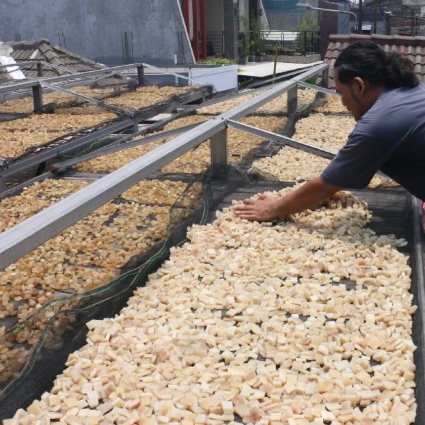 Menjaga Renyahnya Kerupuk Kulit Warisan Keluarga