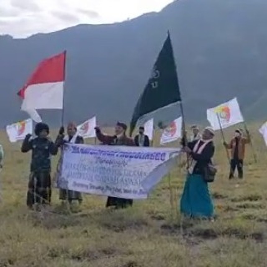 Harlah NU, JRA Kota Probolinggo Kibarkan Bendera NU di Puncak Bromo
