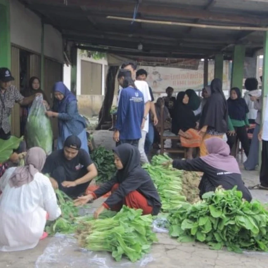 Terapkan Hidup Sehat, KKN Mahasiswa Unusia Bagikan Sayur Organik di Kemang Bogor