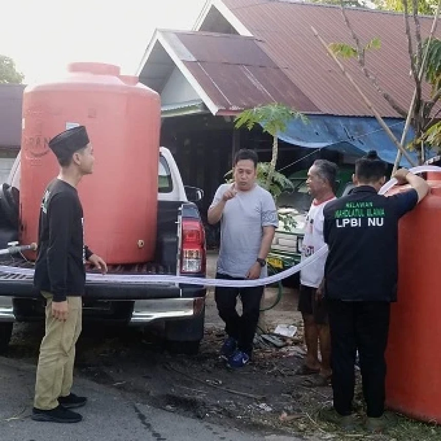 Warga Banjar Kalsel Kekeringan 2 Bulan Lebih, PCNU Salurkan 1.200 Liter Air Bersih
