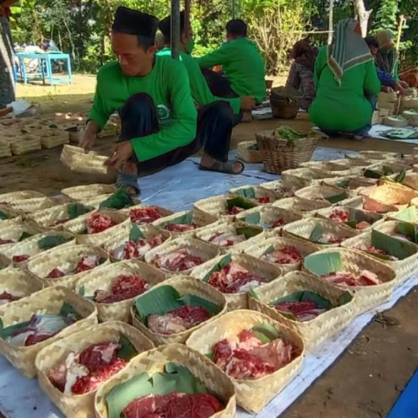 Boleh Bagikan Daging Kurban untuk Non-Muslim dengan Syarat