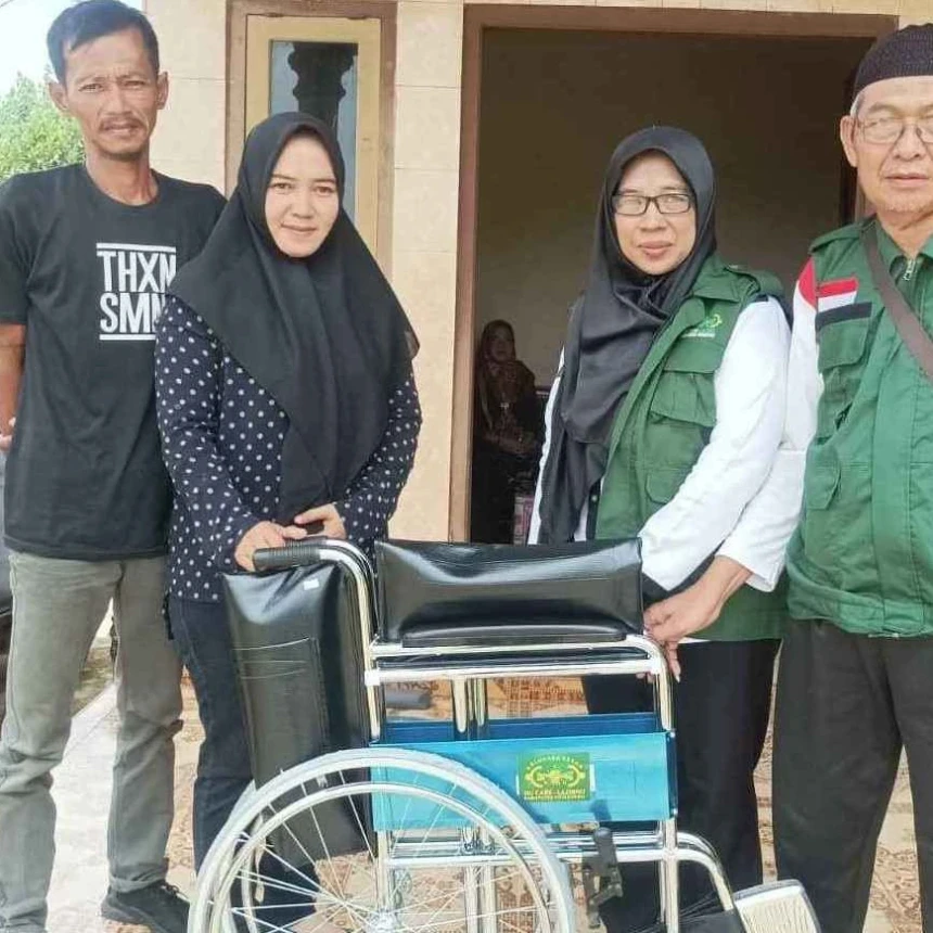 LAZISNU Pringsewu Lampung Serahkan Kursi Roda untuk Warga Patah Kaki