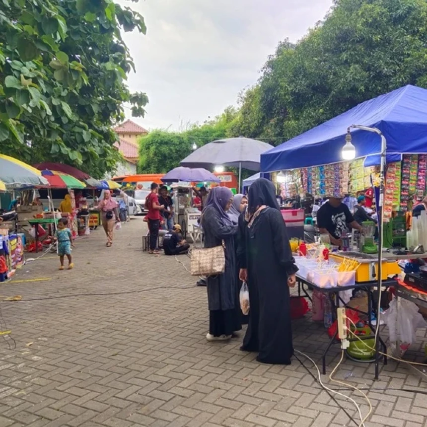 Ikut Bazar, Pedagang Kaki Lima Ramaikan Haul Ke-15 Gus Dur di Ciganjur