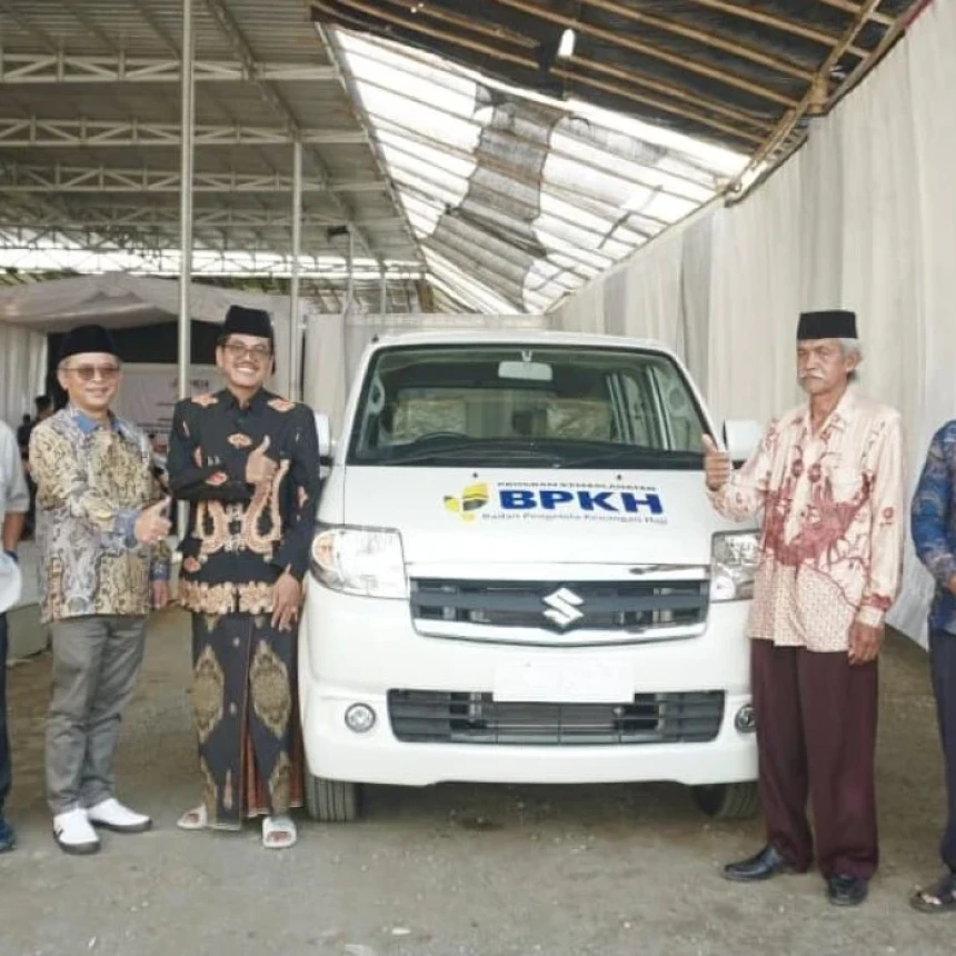 Program Kemaslahatan NU Care-LAZISNU dan BPKH Serahkan Mobil Layanan ke Pesantren An-Nawawi 02 Magelang