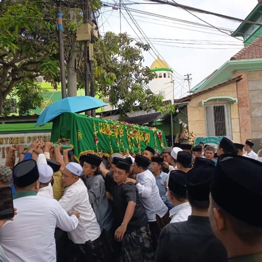 Ribuan Santri Iringi Pemakaman Nyai Hj Machfudhoh Aly Ubaid di Tambakberas