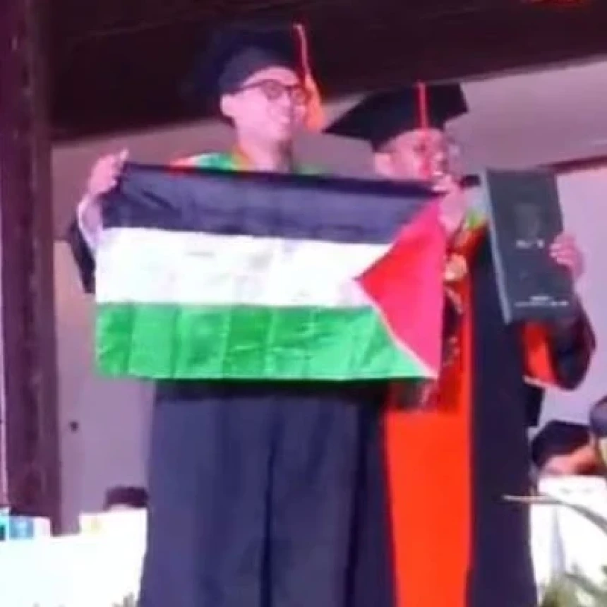 Mahasiswa Unusia Kibarkan Bendera Palestina saat Wisuda