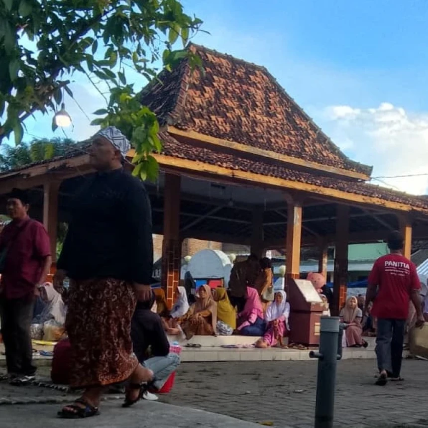 Ribuan Jamaah Padati Makam Sunan Bonang, Gus Qoyyum Jelaskan Jalan Syariat Wali Allah
