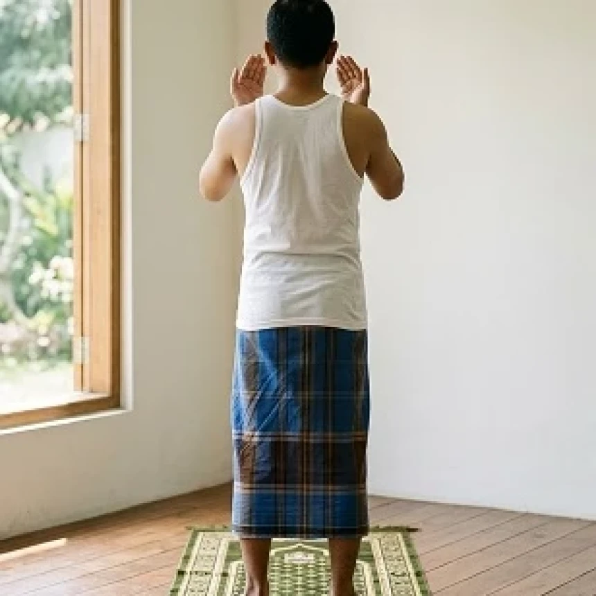 Hukum Shalat Pakai Kaos Singlet