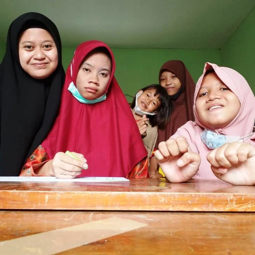 Dedikasi Kader Fatayat NU di Sidoarjo Mengajar di Sekolah Luar Biasa