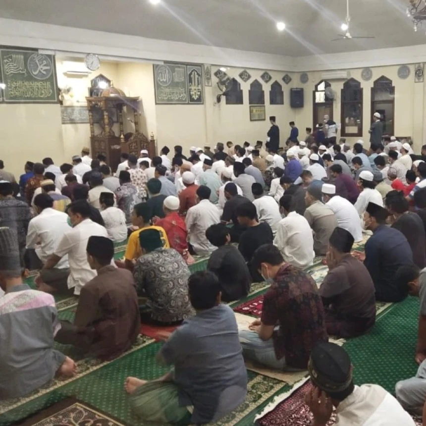 Karpet Masjid Gus Dur Kembali Digelar, Jamaah Tarawih 1 Juz Membludak