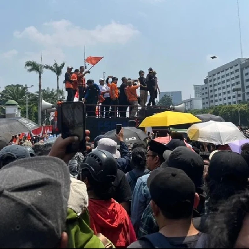 Demo Depan Gedung DPR, Massa Tolak Revisi UU Pilkada