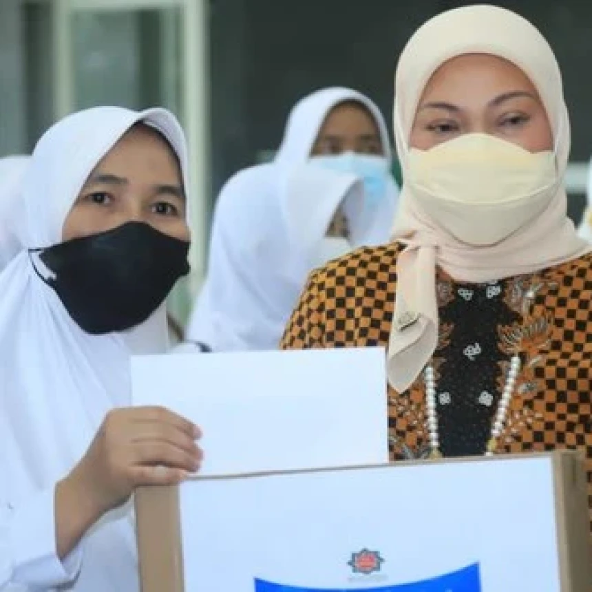 Menaker Salurkan Paket Sembako Ramadhan di Surabaya