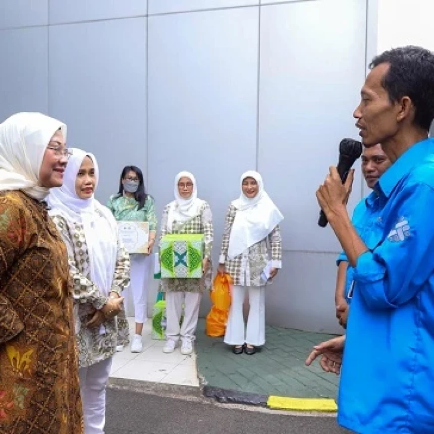Menaker Serahkan Bantuan Paket Ramadhan untuk Sejumlah Petugas Kemnaker