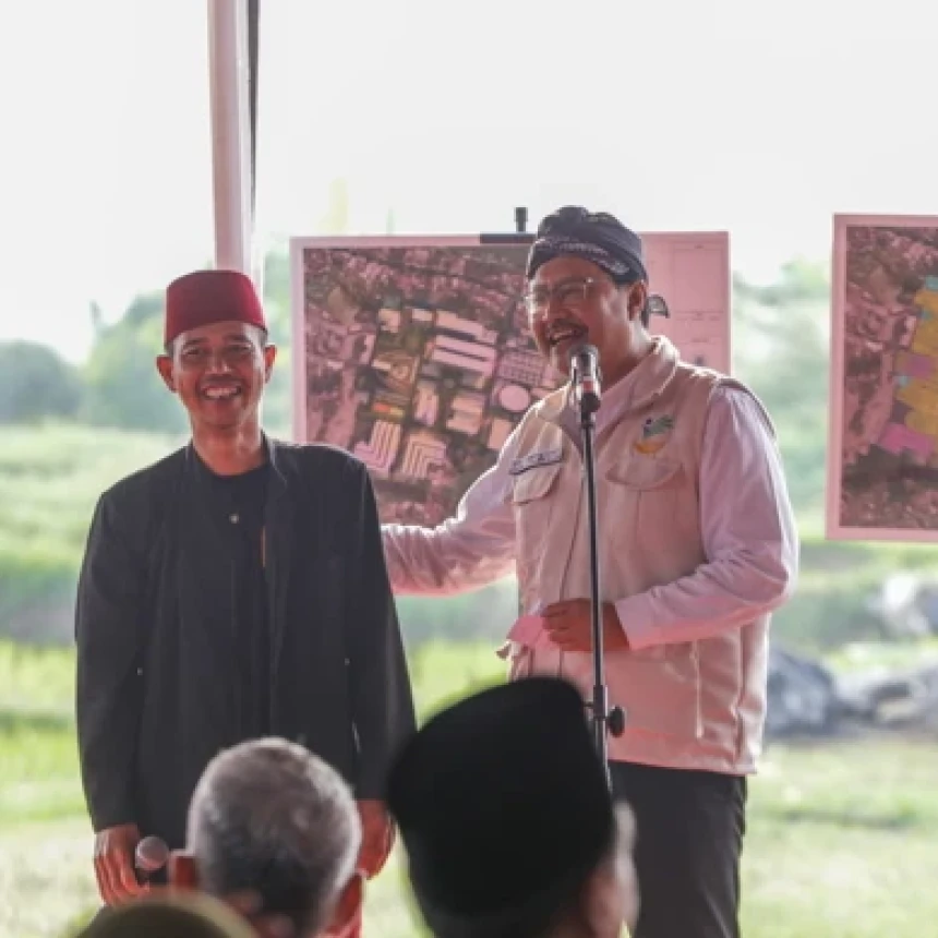 Gus Ipul Bagikan Bantuan untuk Petani saat Tinjau Lahan Pertanian untuk Kampus II Poltekesos