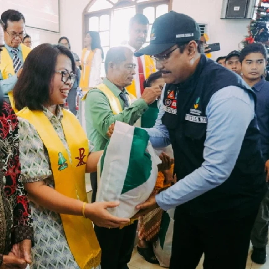 Momen Natal, Mensos Gus Ipul Berbagi Kasih untuk Korban Banjir di Makassar