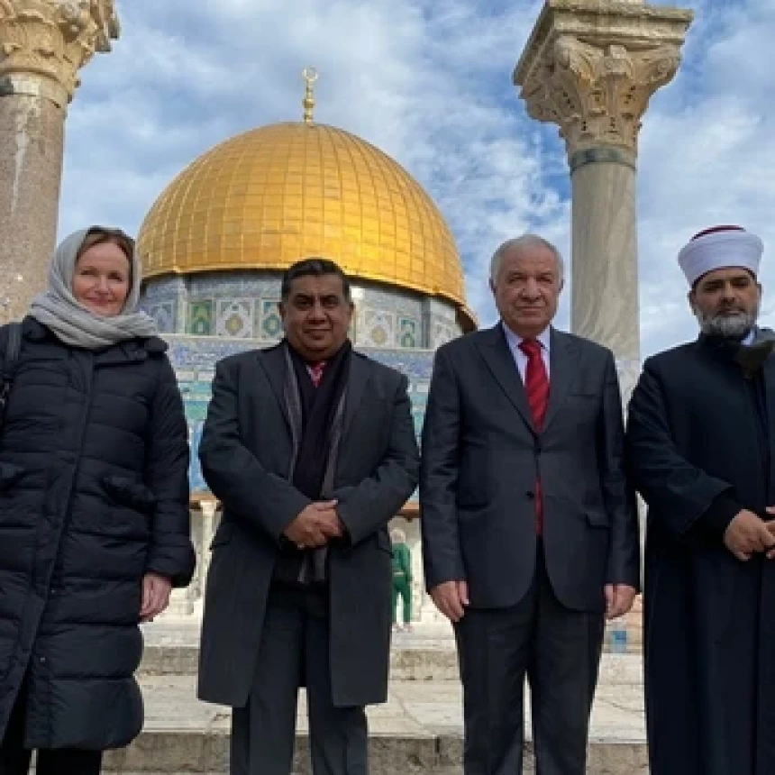 Kunjungi Palestina, Menteri Muslim Inggris Shalat di Masjid Al-Aqsa