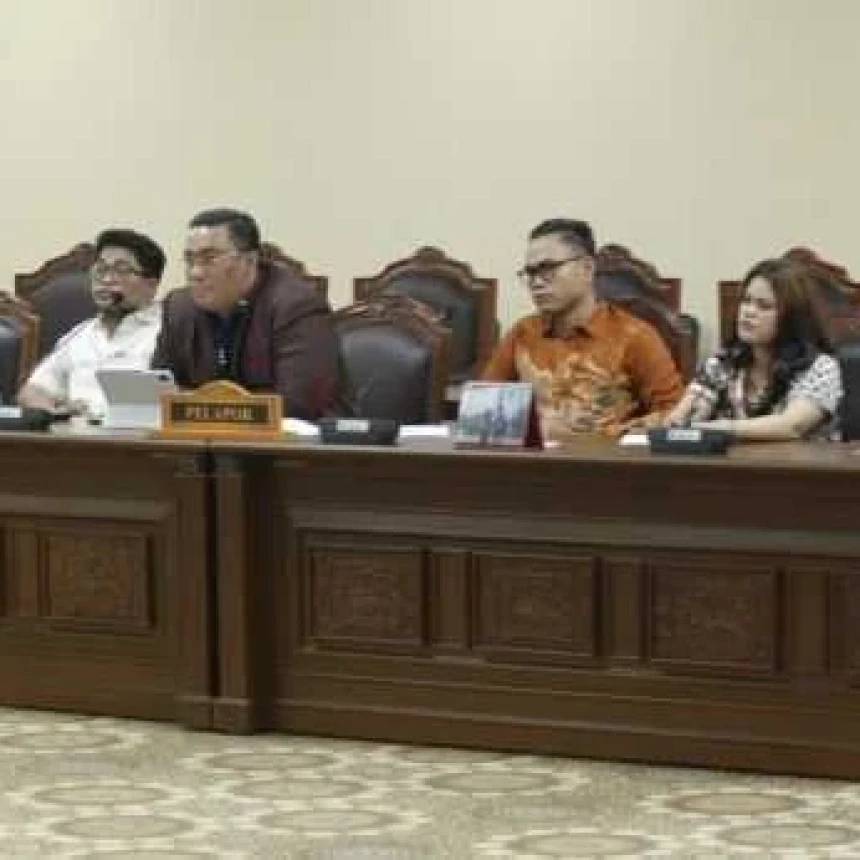 Sembilan Hakim MK Diadukan ke MKMK karena Tunjukkan Ijazah Gibran ke Pemohon