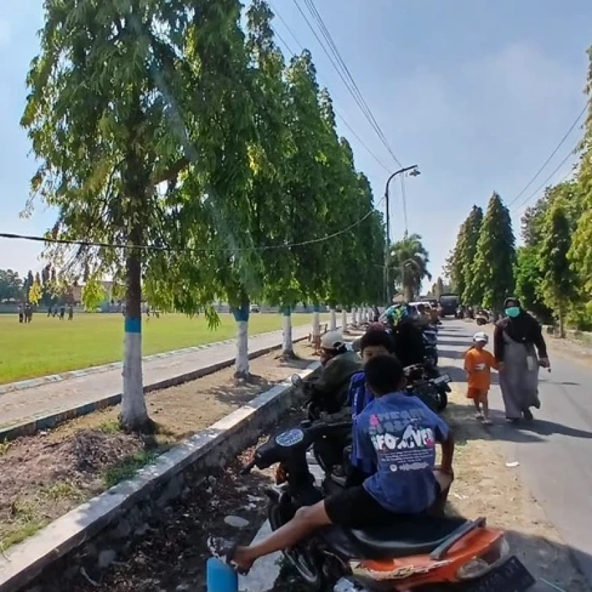 Jelang Pembukaan Muktamar Ke-35 NU, Warga Ramai Saksikan Simulasi Pendaratan Helikopter Wapres Gibran