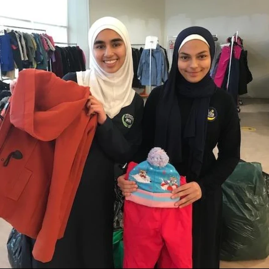 Siswa Muslim di Kanada Bagikan Ratusan Mantel Musim Dingin untuk Tunawisma