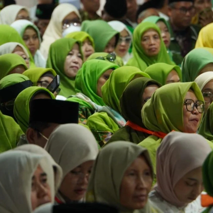 Ribuan Anggota Muslimat dan Fatayat Hijaukan Area Muktamar Ke-35 NU di Jombang