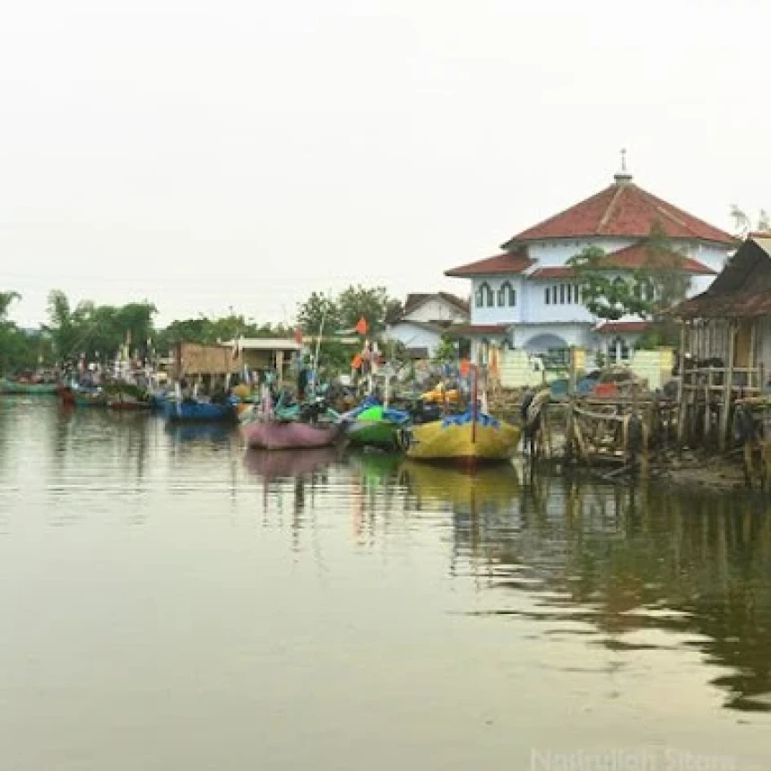 Menanti Solar yang Kian Mahal: Kisah Baim, Nelayan Muda dari Sarang yang Bertahan Hidup di Laut