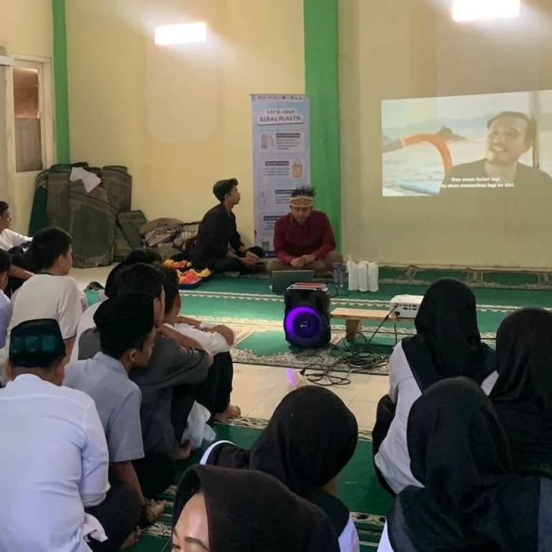 Ajak Lestarikan Lingkungan, Unusia Gelar Nobar Film Pulau Plastik