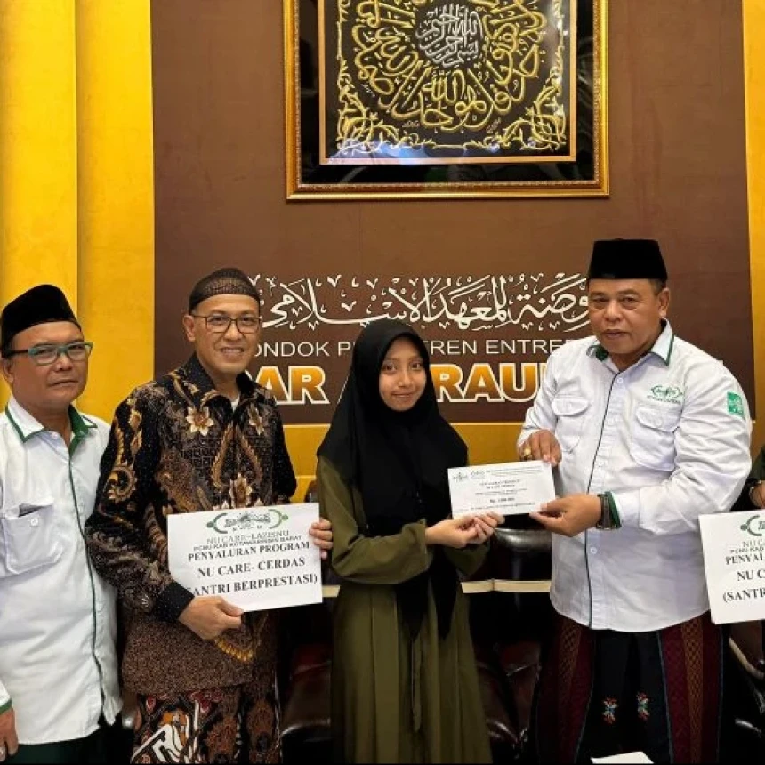 NU Care-LAZISNU Kotawaringin Barat Serahkan Beasiswa Santri Berprestasi
